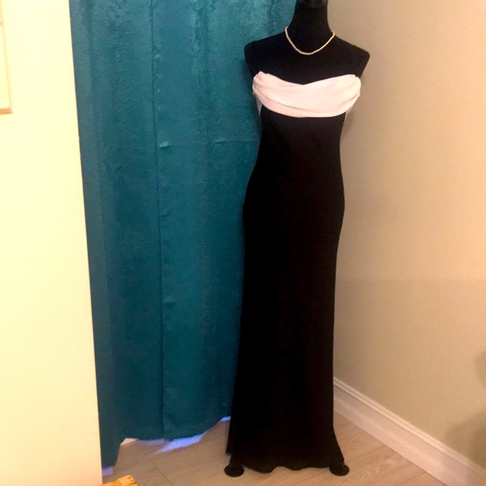 Long black/white dress with spaghetti straps. 7/8